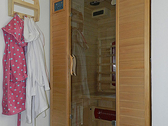 Wellnessnbereich mit Sauna im Bad